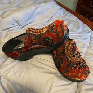 Dansko clogs. In great shape hardly even worn.size   EU 37. Size 7